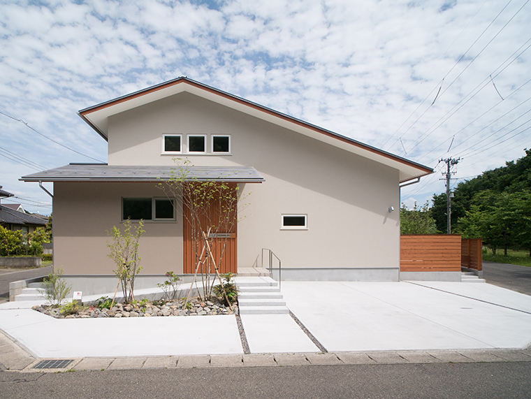 勾配天井が空間を繋ぐ「ほぼ平屋」住宅