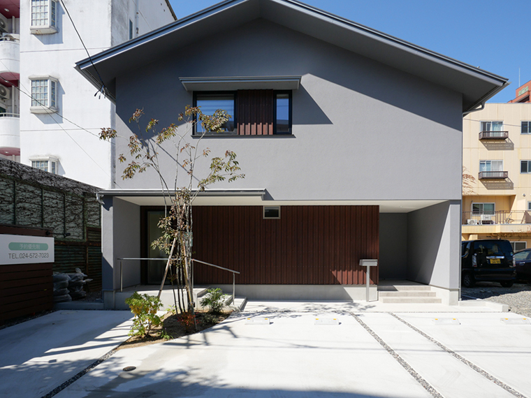 木の風合いを愉しむ店舗併用住宅