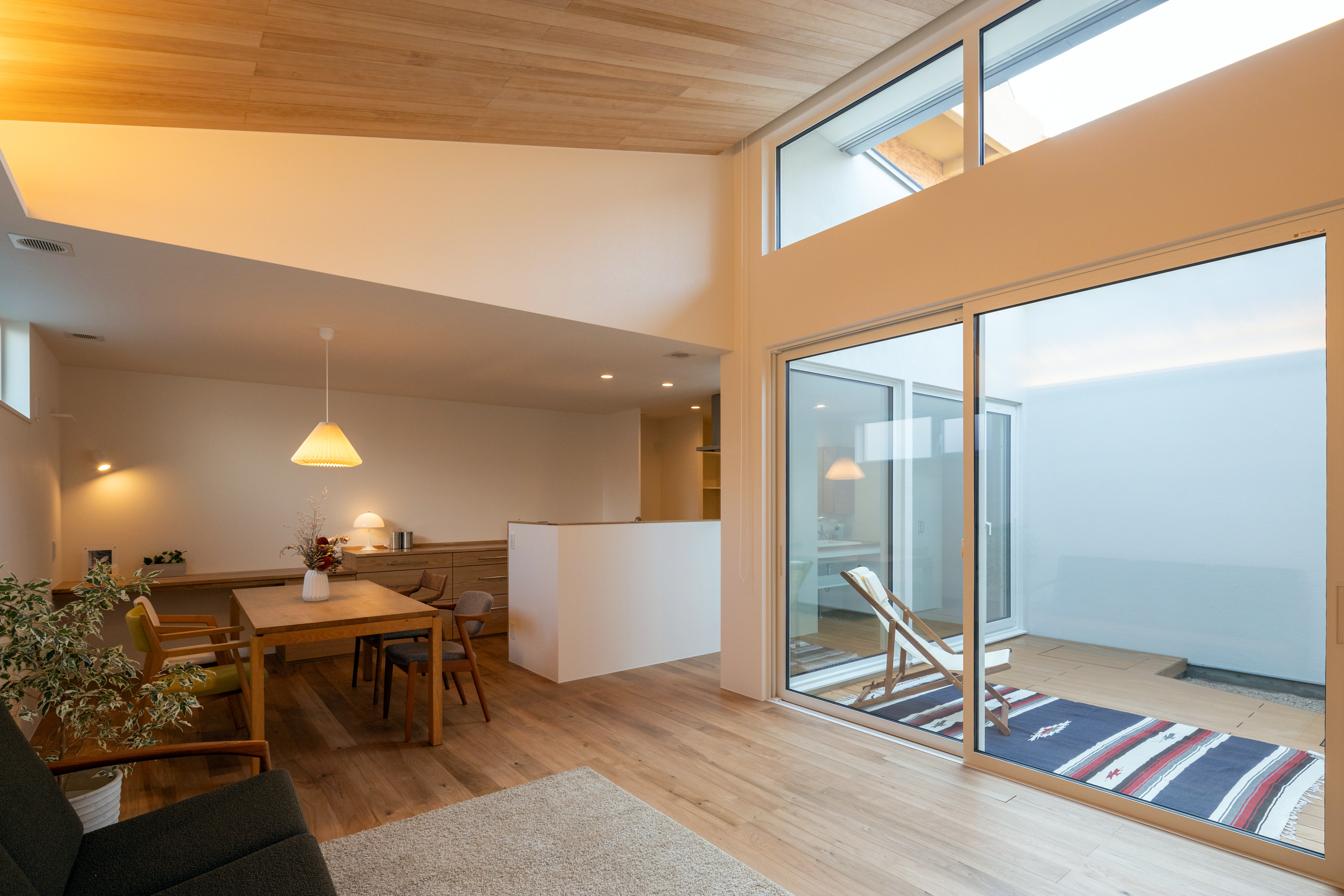 中庭を囲む、機能性とデザインが融合した平屋